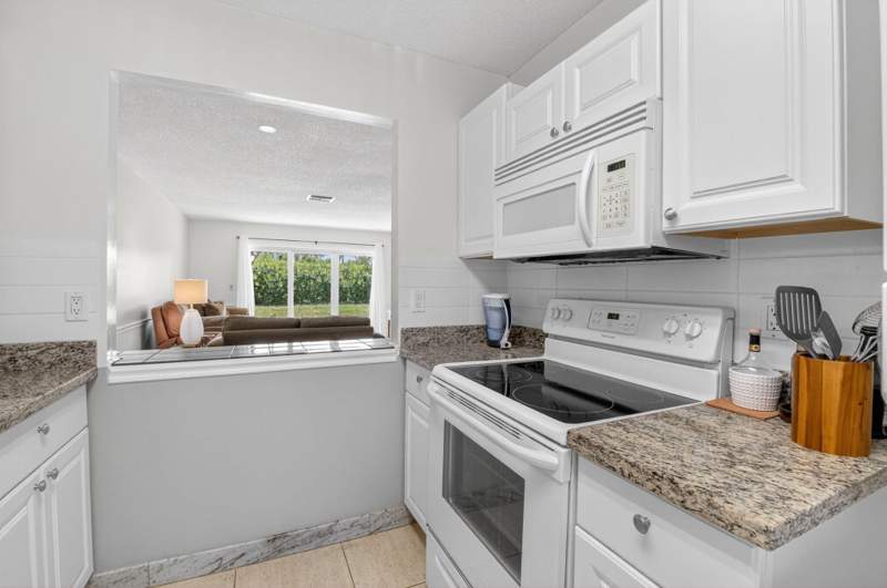 2 bedroom Villa at 13984 Vía Flora #B, Palm Greens At Villa Del Ray Condo II, Delray Beach — photo 2
