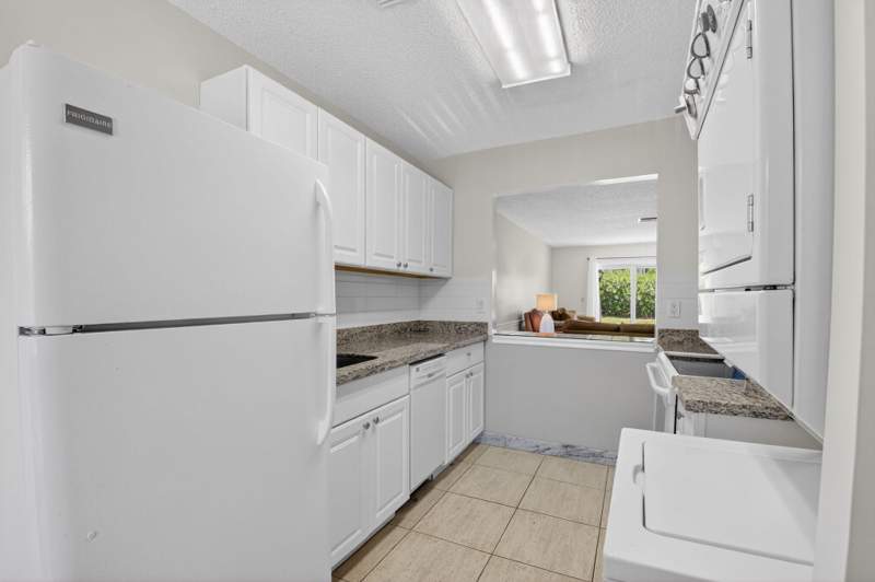 2 bedroom Villa at 13984 Vía Flora #B, Palm Greens At Villa Del Ray Condo II, Delray Beach — photo 4