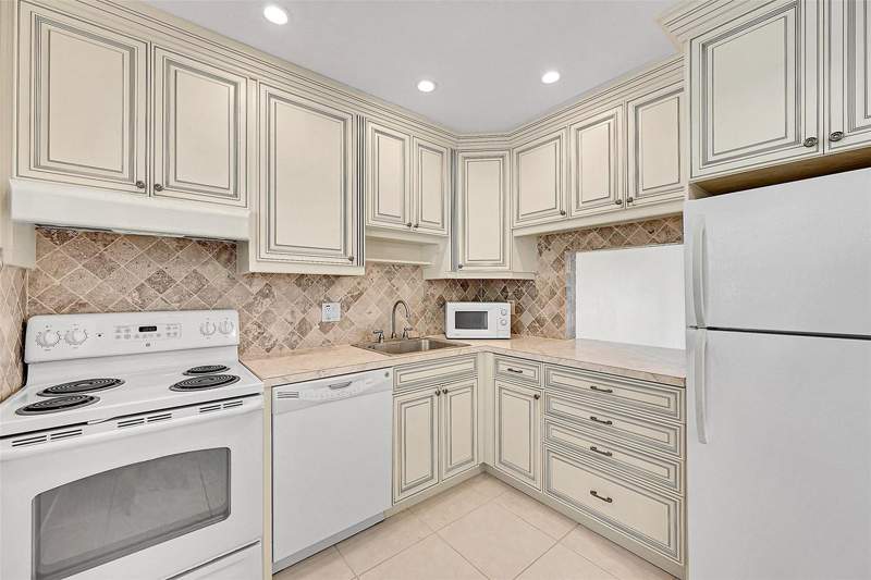 2 bedroom Condominium at 23 Abbey Lane #202, Abbey Village, Delray Beach — photo 3