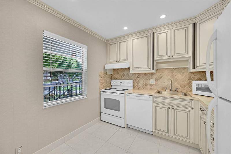 2 bedroom Condominium at 23 Abbey Lane #202, Abbey Village, Delray Beach — photo 4