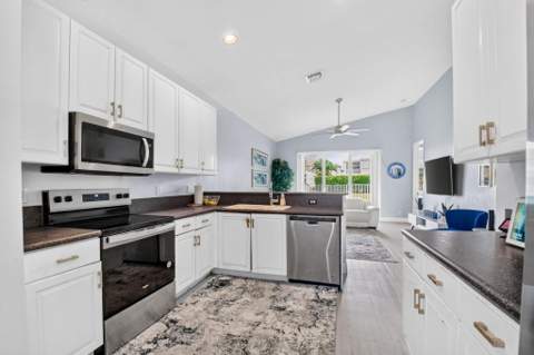 8049 Via Bolzano, Lake Worth FL - photo 11 of 68