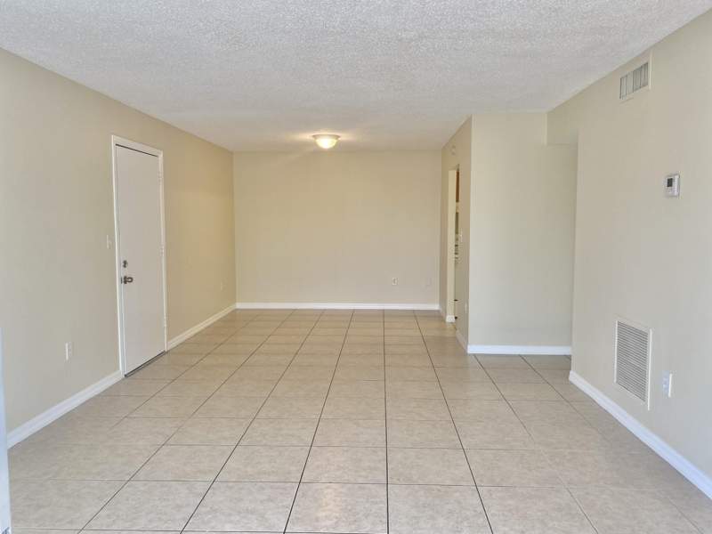 2 bedroom Condominium at 405 Executive Center Drive #208, Clear Lake Palms Condo, West Palm Beach — photo 4