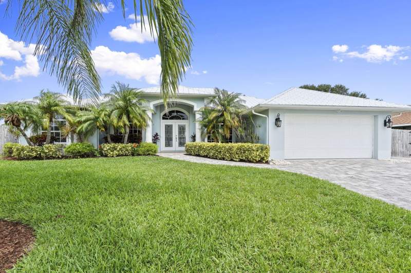 3 bedroom Single Family Residence at 117 Queen Elizabeth Court, Queen'S Cove Unit 1, Hutchinson Island — photo 4