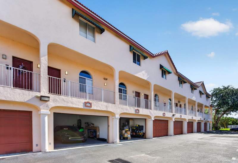 3 bedroom Townhouse at 2457 NE 14th Street #2457, 14th Street Retirement Club, Pompano Beach — photo 2