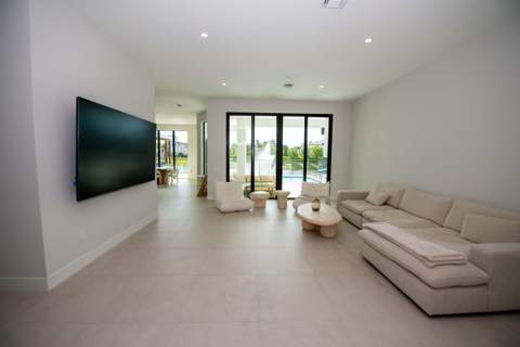 5746 Ashwood Circle, Hollywood FL - photo 6 of 53