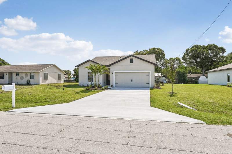 3 bedroom Single Family Residence at 5200 Hickory Drive, Indian River Estates Unit 7, Fort Pierce — photo 4