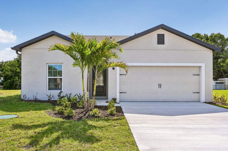 3 bedroom Single Family Residence at 5200 Hickory Drive, Indian River Estates Unit 7, Fort Pierce — photo 2