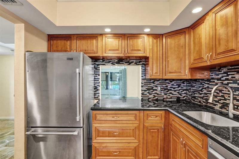 2 bedroom Condominium at 651 NW 80th Terrace #207, Oriole Gardens Two 61 Condo, Margate — photo 4