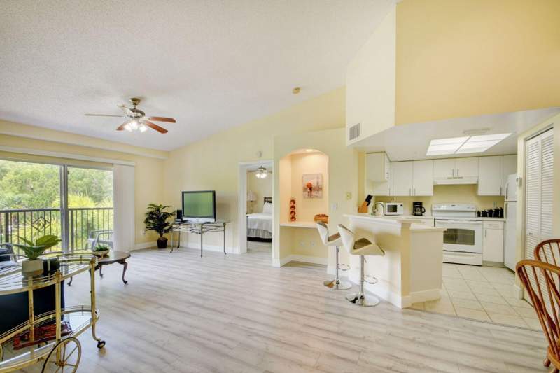 2 bedroom Condominium at 300 Crestwood Court #307, Grand View At Crestwood Condo, Royal Palm Beach — photo 4