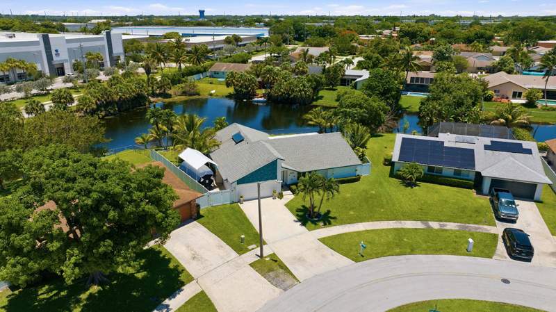 3 bedroom Single Family Residence at 1401 SW 28th Terrace, Crystal Heights, Deerfield Beach — photo 4