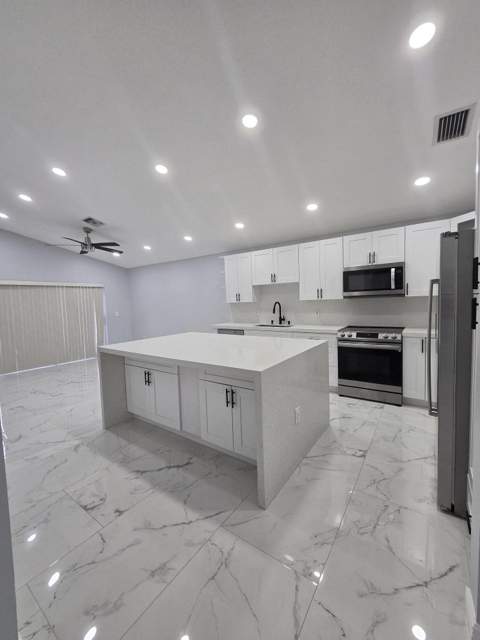 11534 NW 4th Manor, Coral Springs FL - photo 7 of 36