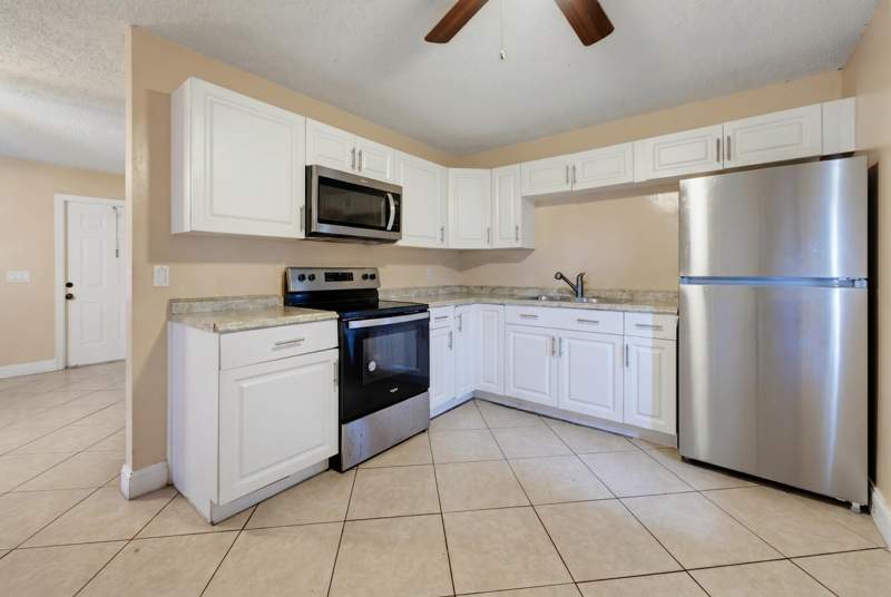 3 bedroom Single Family Residence at 1525 W 17th Street, Kelly Add, Riviera Beach — photo 4