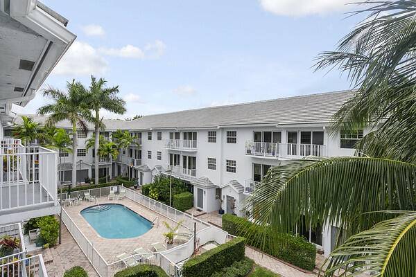 2725 NE 8th Avenue #118