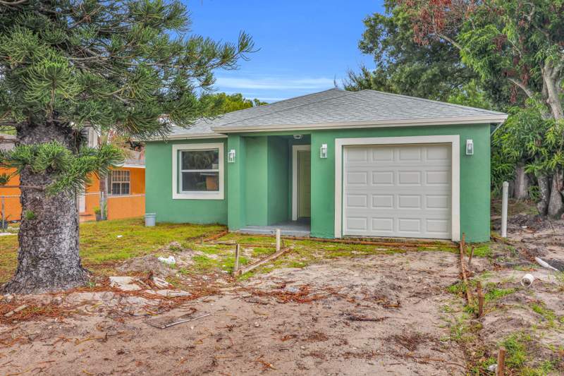 3 bedroom Single Family Residence at 2002 Avenue M, Southern Pines, Fort Pierce — photo 2