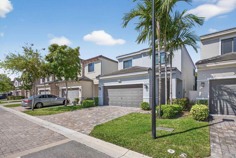 3 bedroom Single Family Residence at 325 NW 33rd Lane, Residences At Palm Aire, Pompano Beach — photo 2