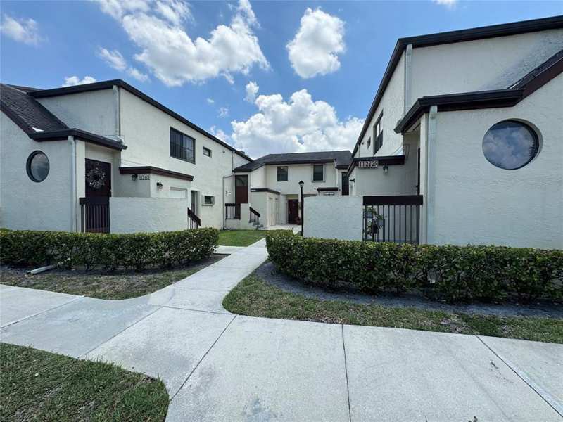 2 bedroom Condominium at 11318 Taft Street, Gardens At Pembroke Lakes, Pembroke Pines — photo 1