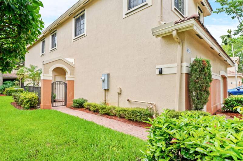 4 bedroom Townhouse at 4212 Vineyard Circle, COURTYARD at the Grove, Weston — photo 3