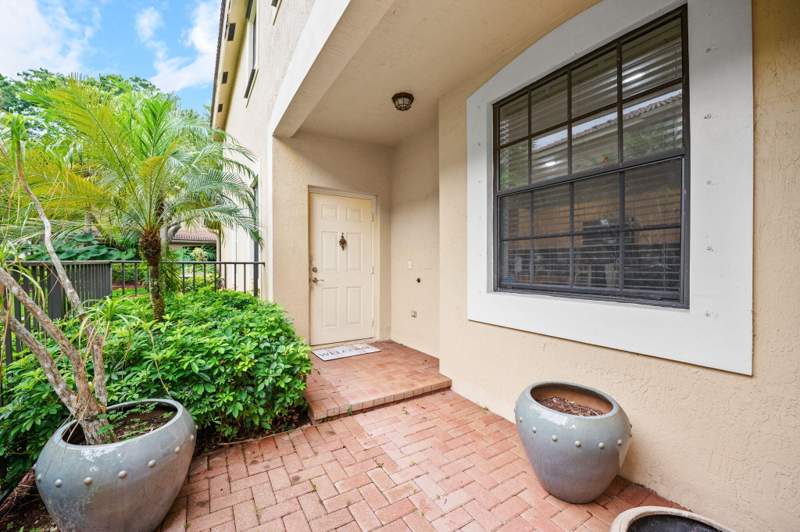 4 bedroom Townhouse at 4212 Vineyard Circle, COURTYARD at the Grove, Weston — photo 4