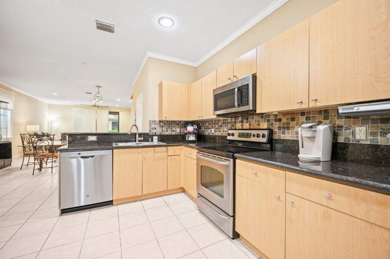 4 bedroom Townhouse at 4212 Vineyard Circle, COURTYARD at the Grove, Weston — photo 5