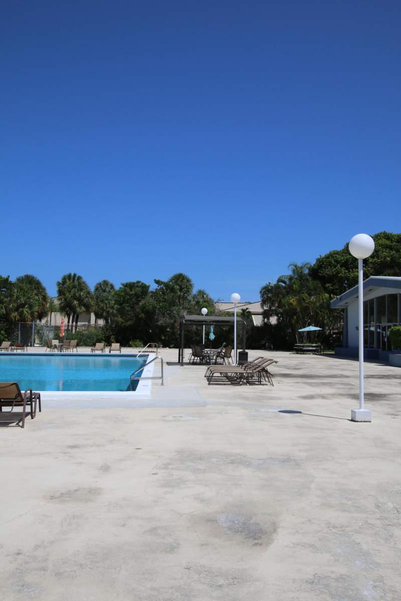 1 bedroom Condominium at 470 Executive Center Drive #3b, Breakwaters Of The Palm Beaches Condo, West Palm Beach — photo 2