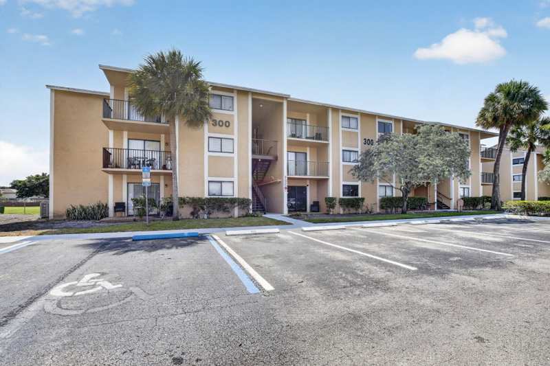 2 bedroom Condominium at 300 Palm Circle #106, Palms Of Pembroke Condo, Pembroke Pines — photo 1