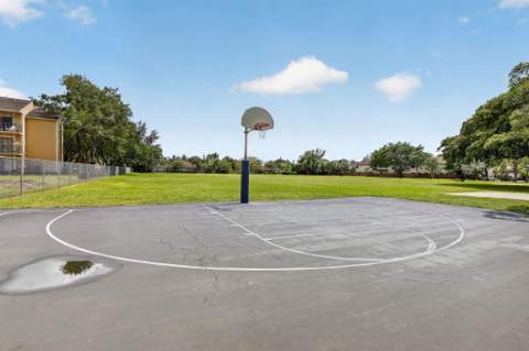 300 Palm Circle #106, Pembroke Pines FL - photo 24 of 31