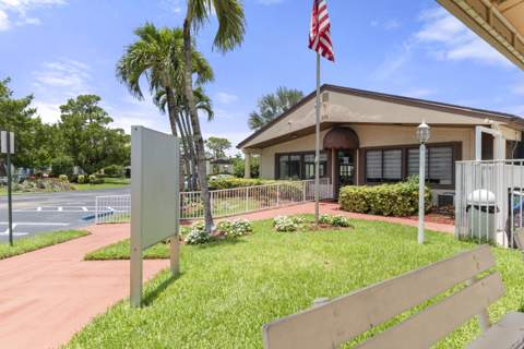 317 Knotty Pine Circle #D-2, Greenacres FL - photo 16 of 18