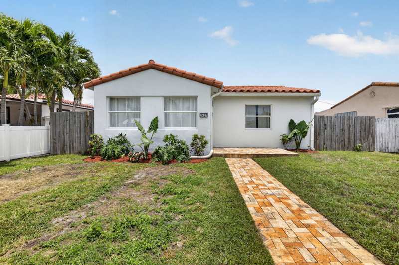 3 bedroom Single Family Residence at 2427 Harding Street, Hollywood Park, Hollywood — photo 1
