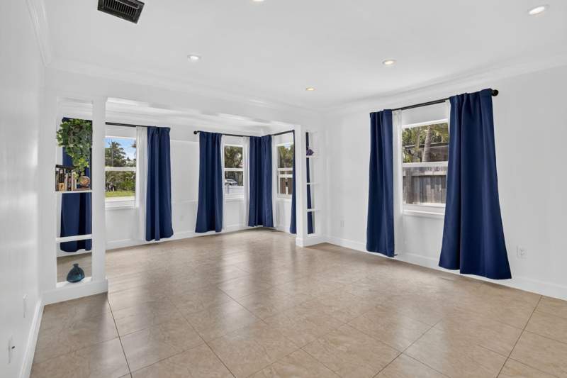 3 bedroom Single Family Residence at 2427 Harding Street, Hollywood Park, Hollywood — photo 3