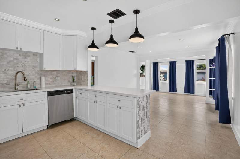 3 bedroom Single Family Residence at 2427 Harding Street, Hollywood Park, Hollywood — photo 2