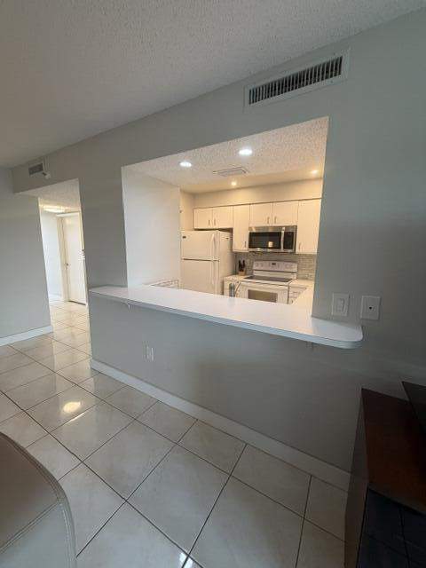 2 bedroom Condominium at 2240 N Cypress Bend Drive #904, CYPRESS BEND CONDOMINIUM VII, Pompano Beach — photo 4