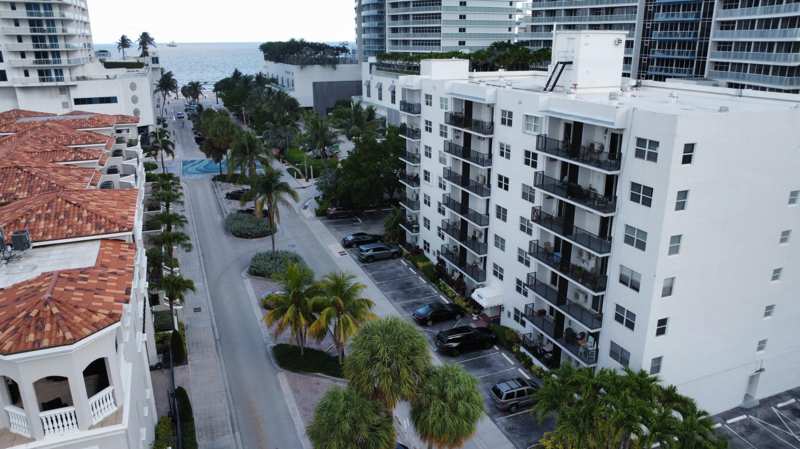 1 bedroom Condominium at 3000 Riomar Street #210, Leisure House Condo, Fort Lauderdale — photo 1