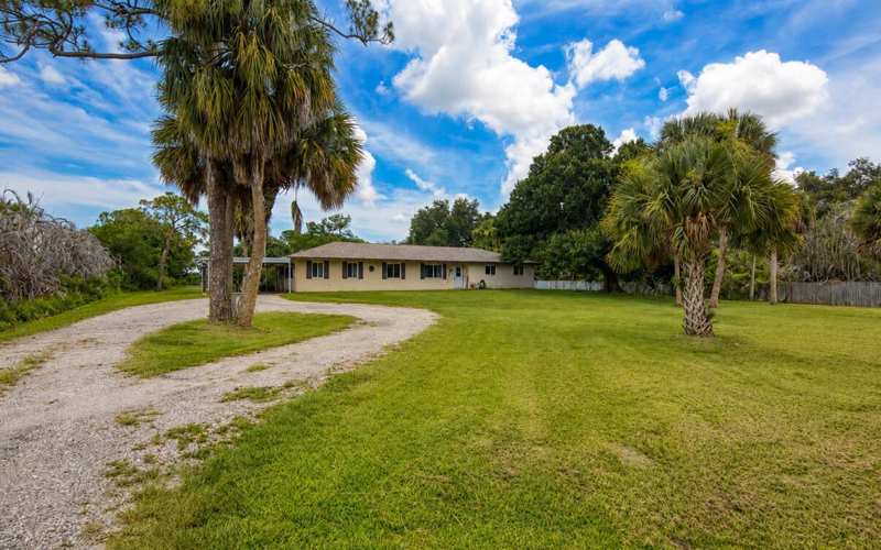 3 bedroom Single Family Residence at 9302 Orange Avenue, Metes And Bounds, Fort Pierce — photo 1