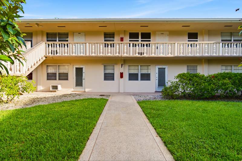 2 bedroom Condominium at 142 Norwich F, Norwich Condo, West Palm Beach — photo 2