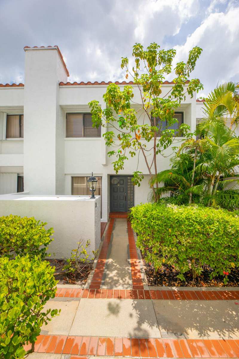 3 bedroom Townhouse at 5201 NE 14th Terrace #3, Berkeley Square Condo, Fort Lauderdale — photo 1