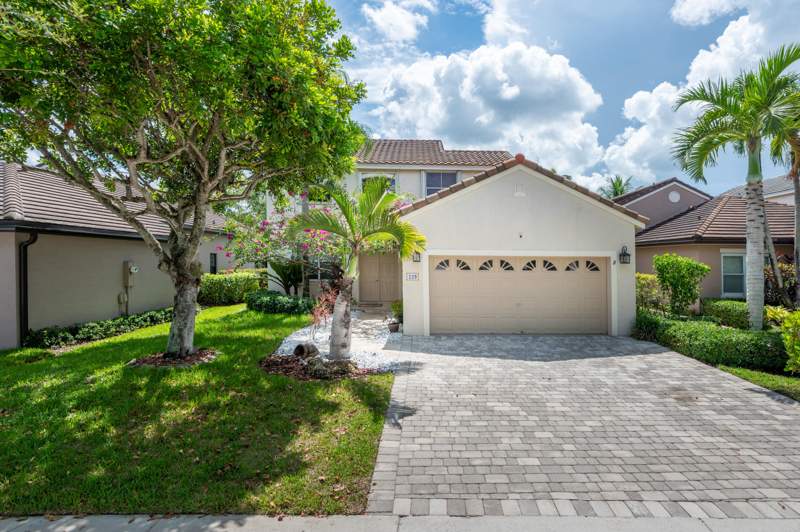 3 bedroom Single Family Residence at 229 E Bayridge Drive, The Lakes, Weston — photo 3