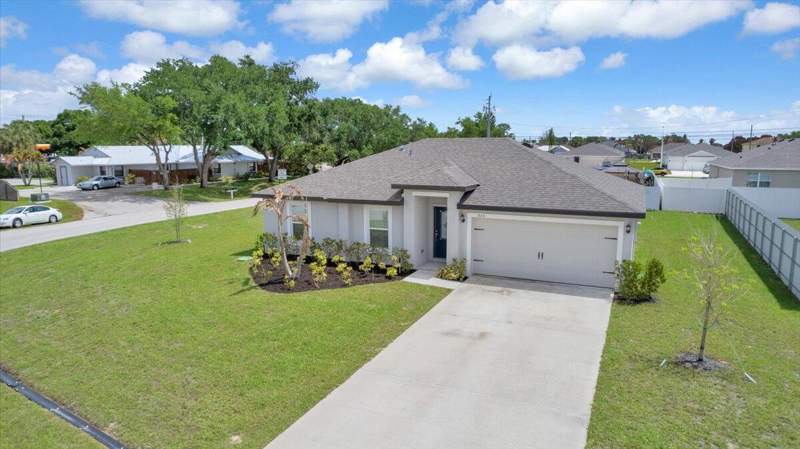 3 bedroom Single Family Residence at 920 SW Castaneda Lane, Port St Lucie Section 16, Port St. Lucie — photo 2