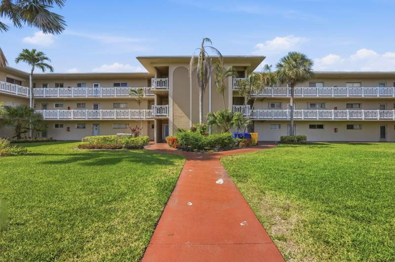 2 bedroom Condominium at 2606 Garden Drive #305, Lake Clarke Gardens Condo 18, Lake Worth — photo 2