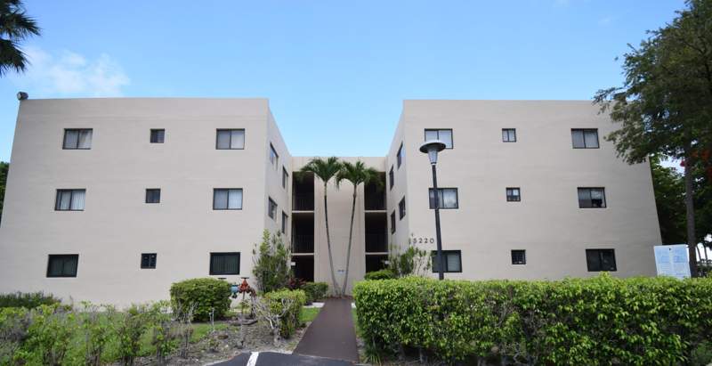 2 bedroom Condominium at 5220 Las Verdes Circle #220, Palmetto Condo, Delray Beach — photo 2