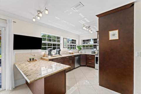 1638 NE 3rd Avenue, Delray Beach FL - photo 13 of 58