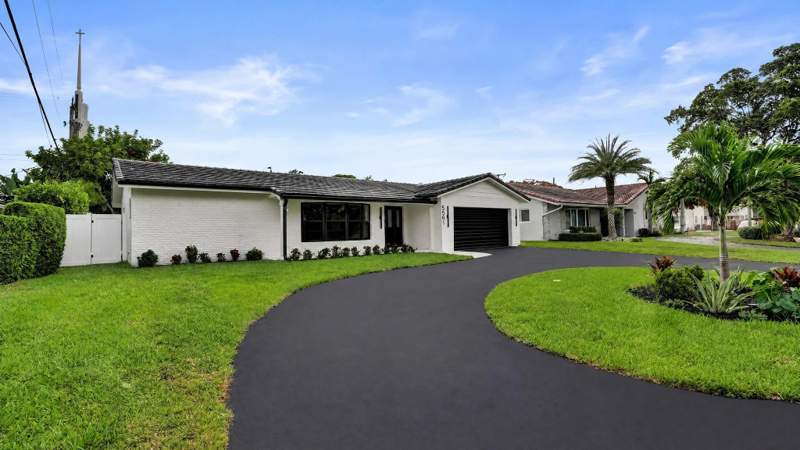 4 bedroom Single Family Residence at 5561 NE 26th Avenue, Golf Estates, Fort Lauderdale — photo 2