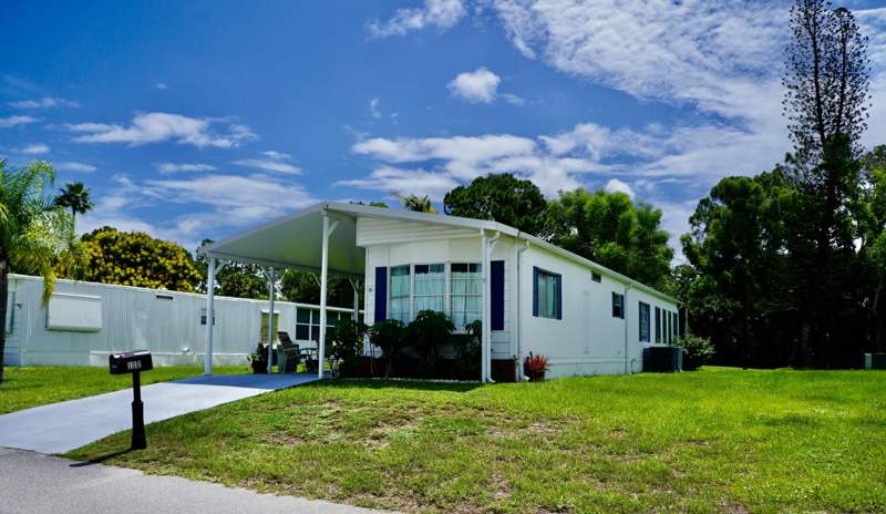 2 bedroom Manufactured Home at 112 W Caribbean, Spanish Lake Golf Village, Port St. Lucie — photo 3