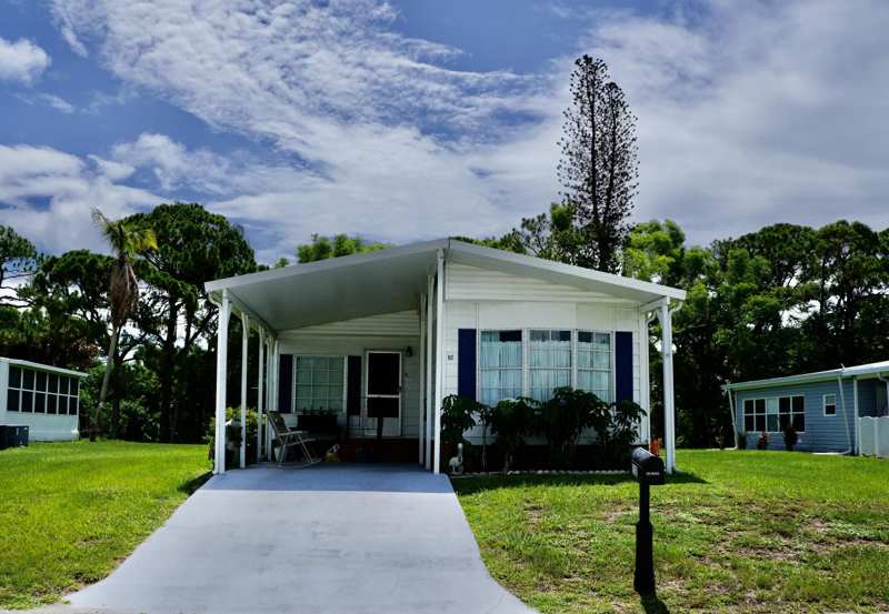 2 bedroom Manufactured Home at 112 W Caribbean, Spanish Lake Golf Village, Port St. Lucie — photo 1
