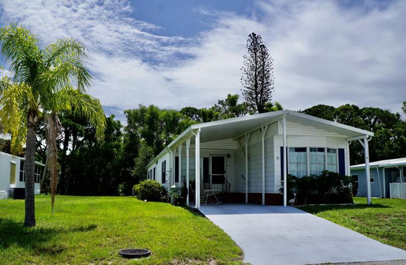 2 bedroom Manufactured Home at 112 W Caribbean, Spanish Lake Golf Village, Port St. Lucie — photo 2