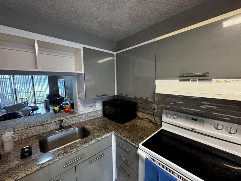 2 bedroom Condominium at 11318 Taft Street, Gardens At Pembroke Lakes, Pembroke Pines — photo 2