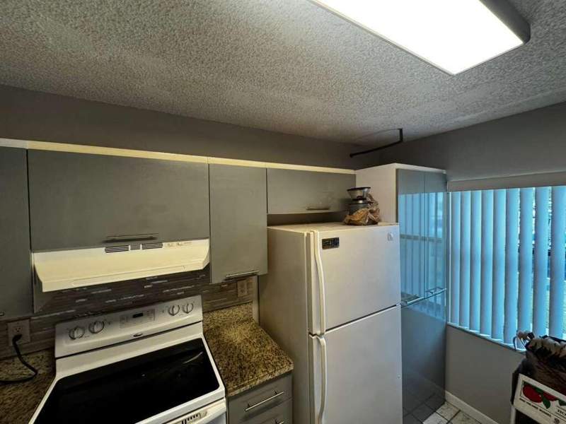 2 bedroom Condominium at 11318 Taft Street, Gardens At Pembroke Lakes, Pembroke Pines — photo 4