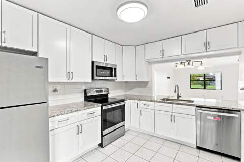10 Seneca Court, Royal Palm Beach FL - photo 8 of 33