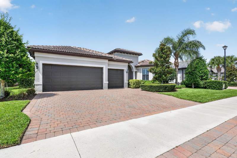 3 bedroom Single Family Residence at 604 SE Monteiro Drive, Veranda Plat No 4 Veranda Gardens West Phase 2, Port St. Lucie — photo 2