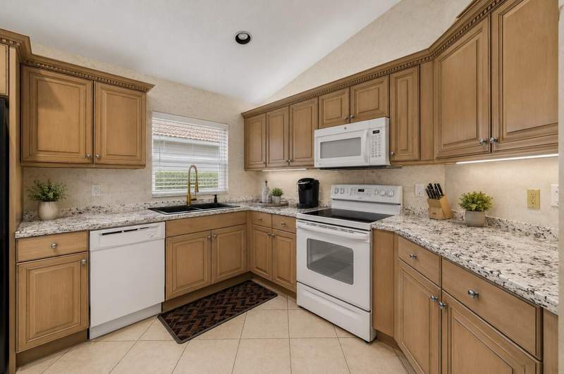 3 bedroom Single Family Residence at 9576 Taormina Street, Towne Park 1, Lake Worth — photo 4