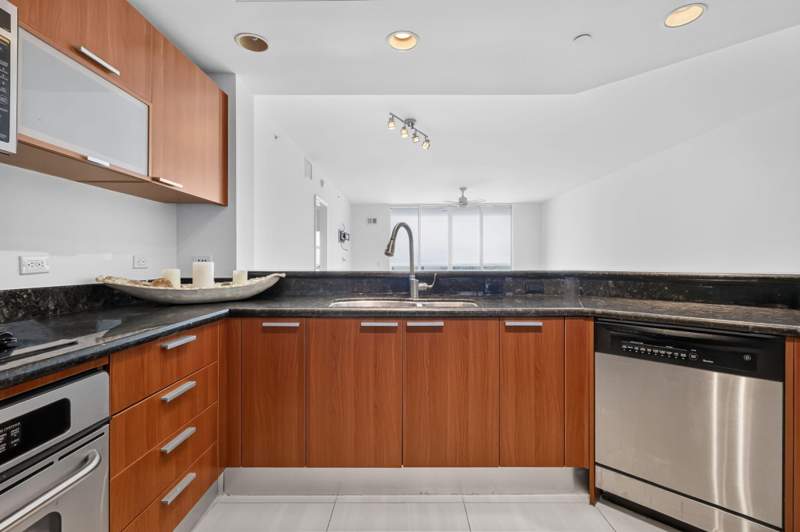 2 bedroom Condominium at 2650 Lake Shore Drive #1005, Marina Grande Riviera Beach Condo, Riviera Beach — photo 4